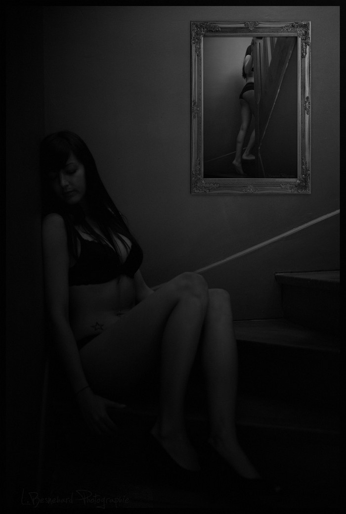 s2 femme_escalier_cadre s2 femme_escalier_cadre